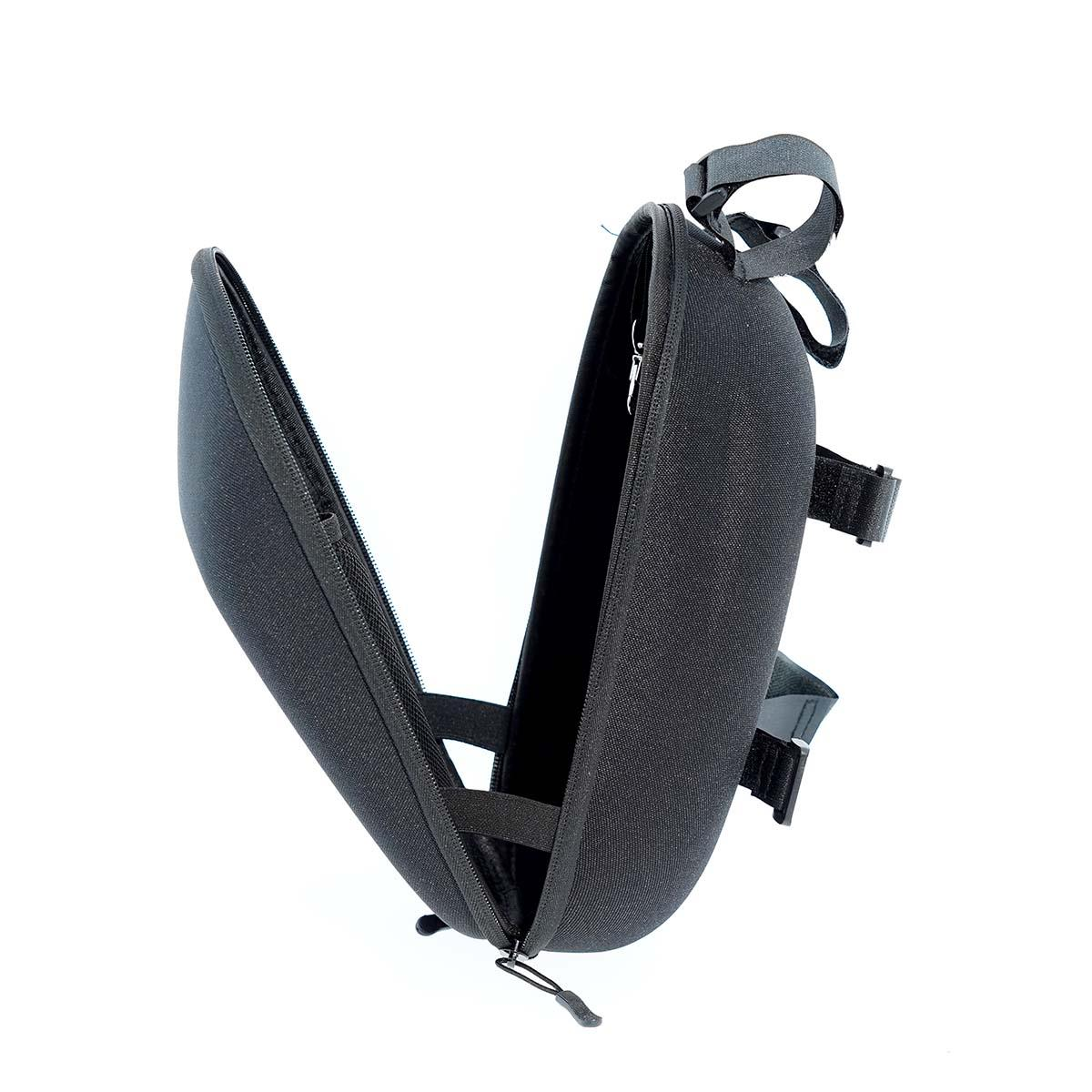 Bolsa negra para bicicleta con cremallera y correas, abierta.