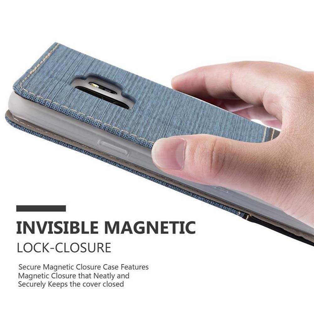 Hand hält eine blaue Handyhülle mit magnetischem Verschluss.