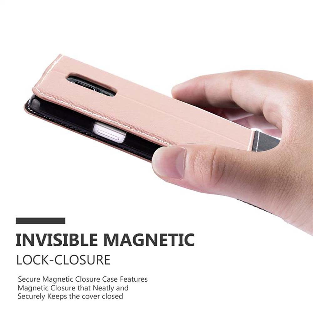 Una mano che tiene una custodia a libro rosa con chiusura magnetica.