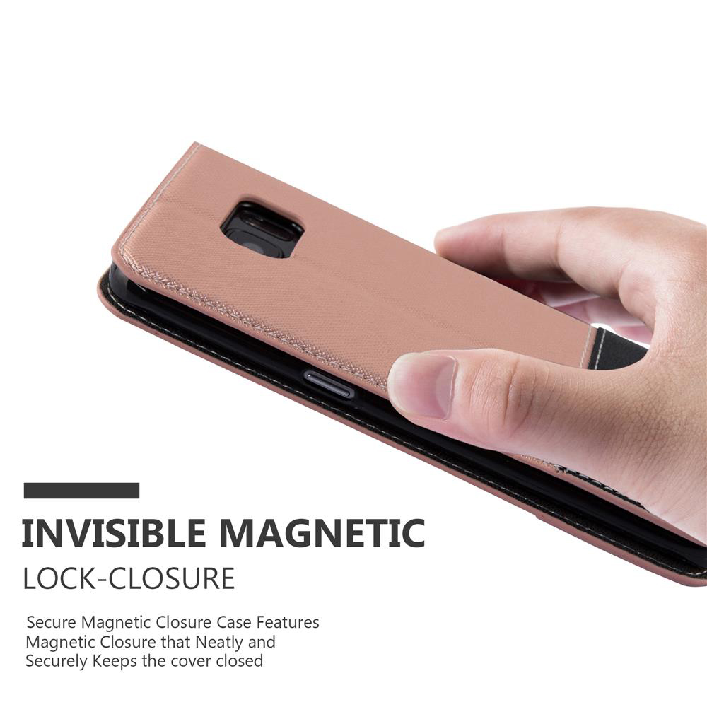 Mano che tiene una custodia per telefono rosa con chiusura magnetica.