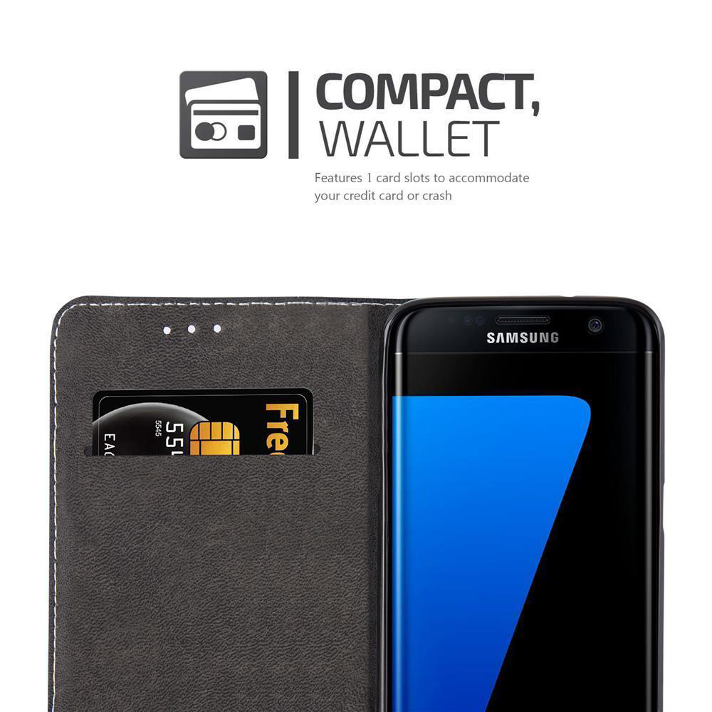 Un portafoglio nero con una carta e un telefono Samsung.