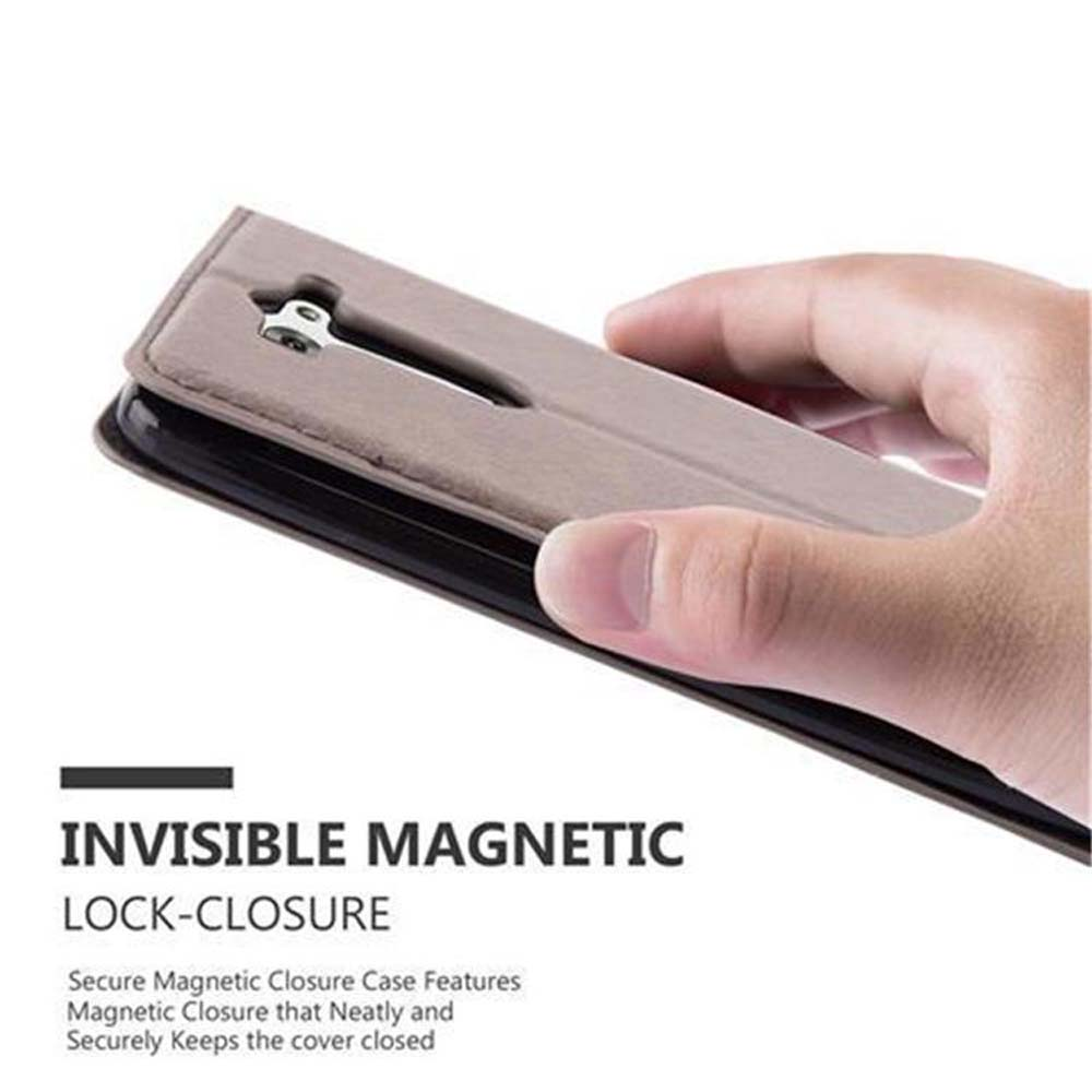 Una mano sujeta una funda de teléfono marrón con cierre magnético.