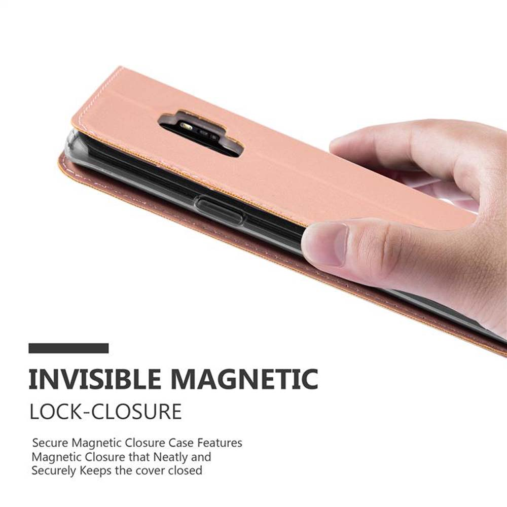 Una mano tiene una custodia per telefono rosa oro con chiusura magnetica.