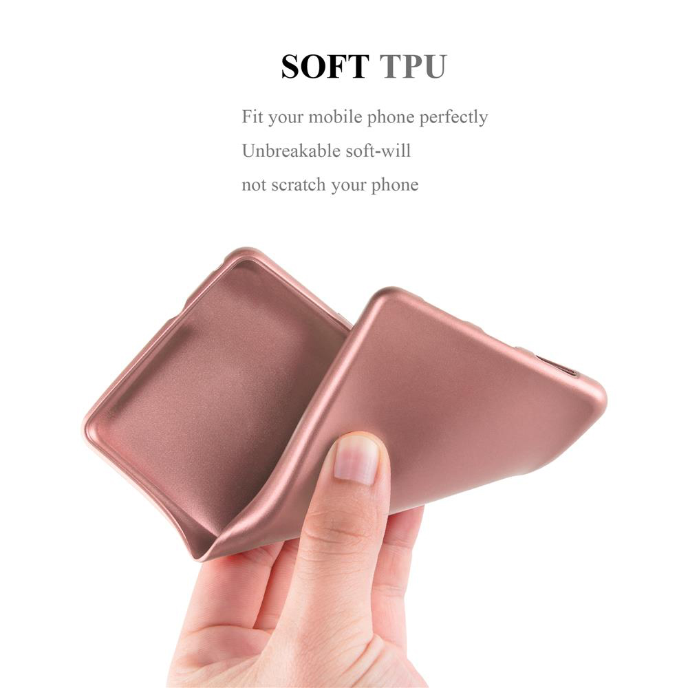 Una custodia per telefono color oro rosa è tenuta da una mano, mostrando il suo materiale flessibile.
