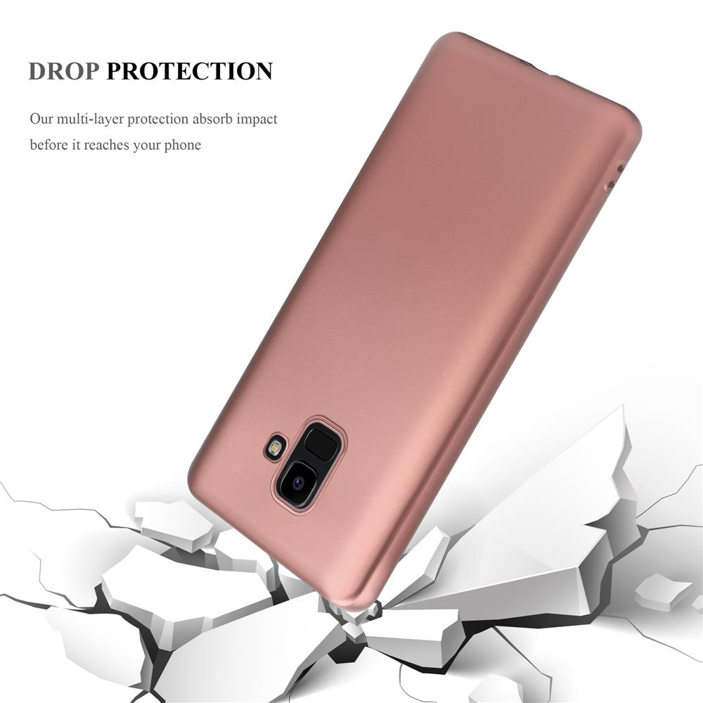 Una cover per telefono oro rosa cade su un terreno bianco rotto.