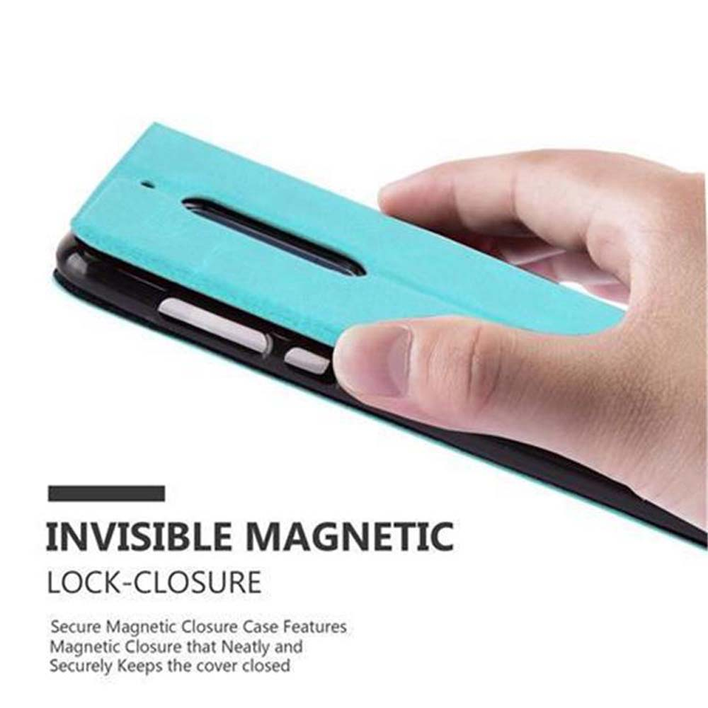 Una mano tiene una custodia per telefono turchese con chiusura magnetica.