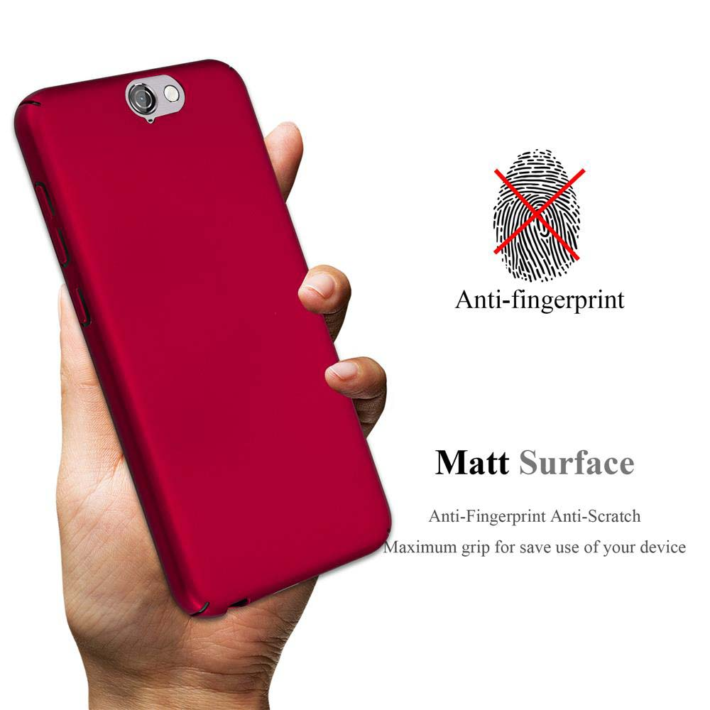Una mano tiene una cover rossa per telefono con testo anti-impronta e superficie opaca.