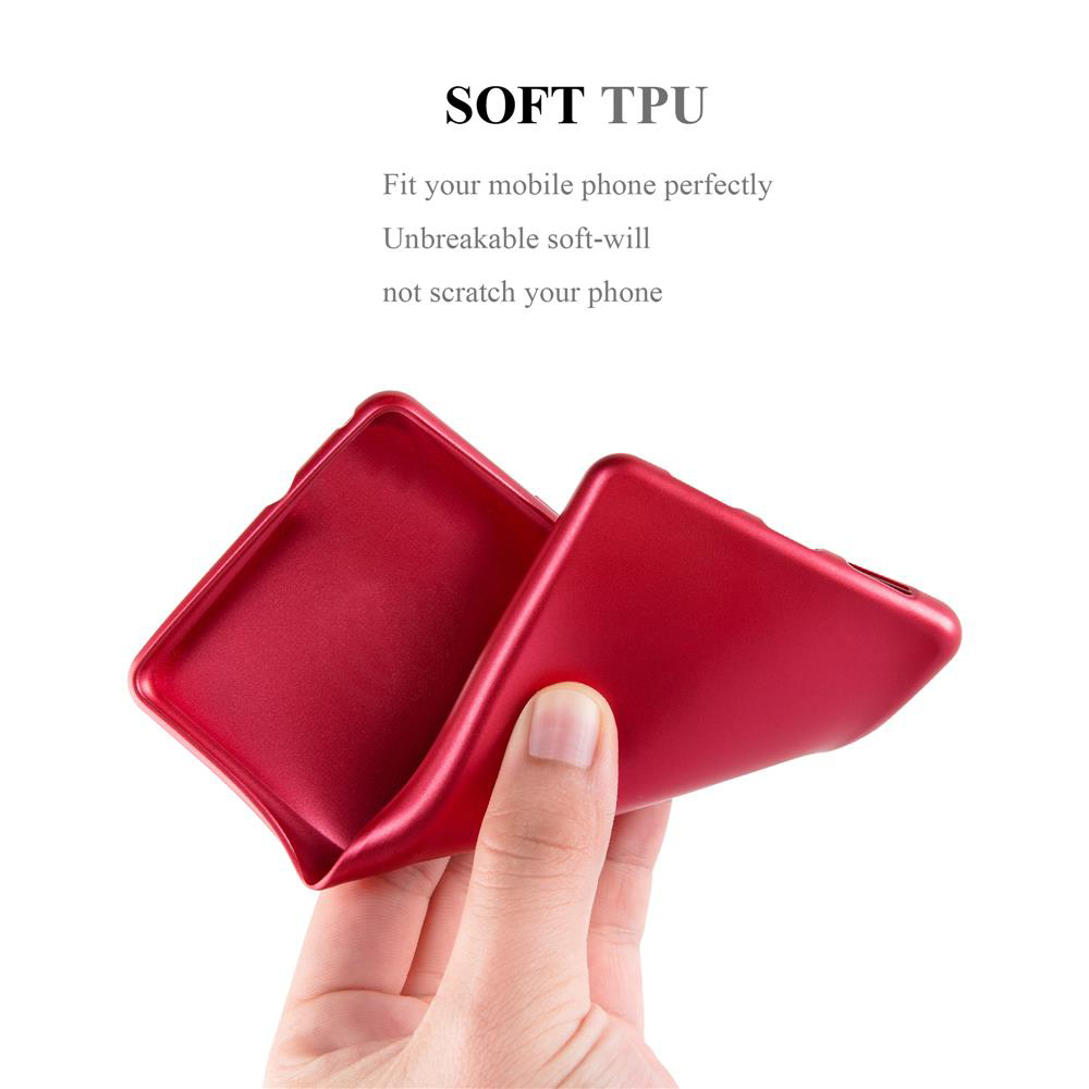 Una custodia rossa per smartphone è tenuta da una mano.