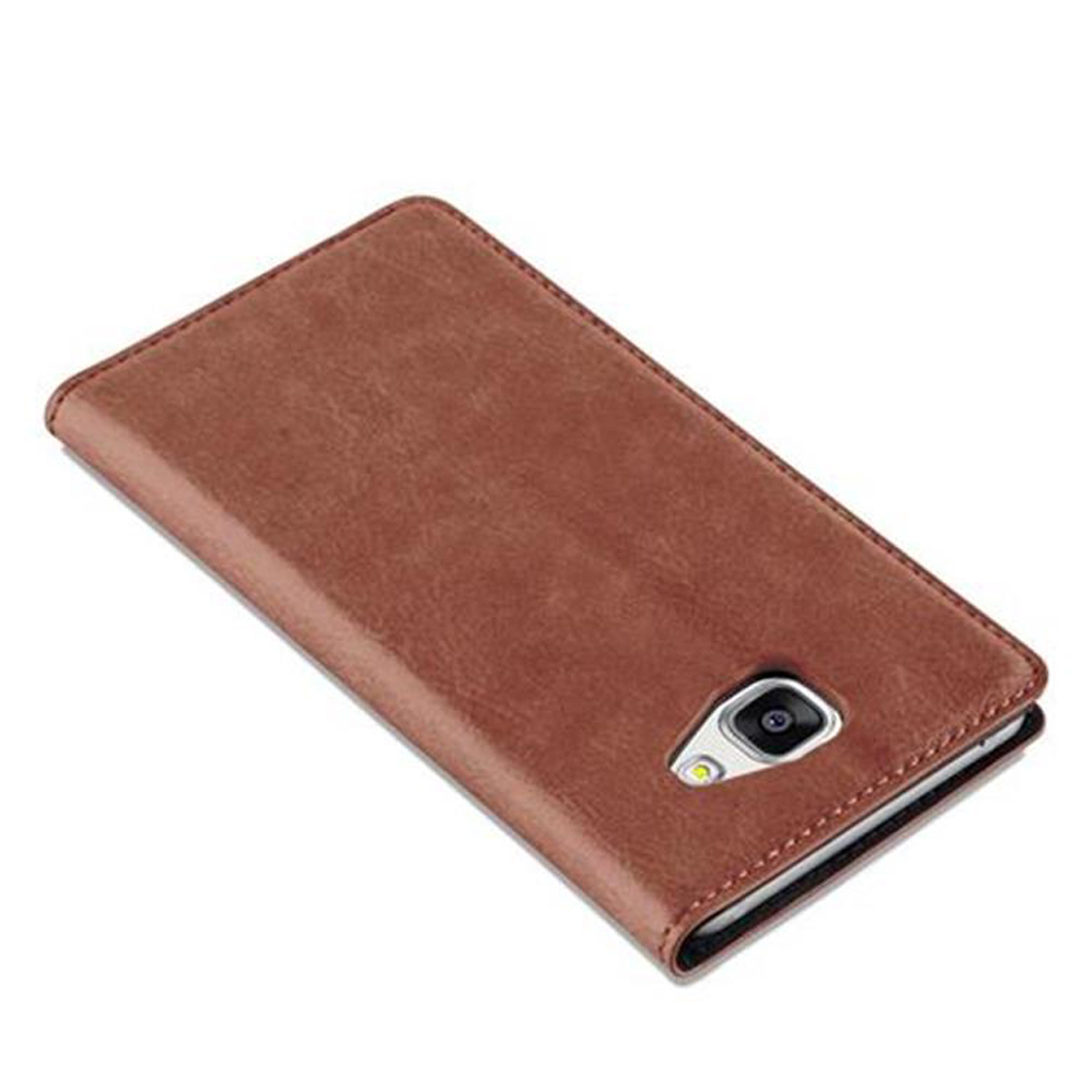 Una funda de cuero marrón para un teléfono se muestra sobre fondo blanco.