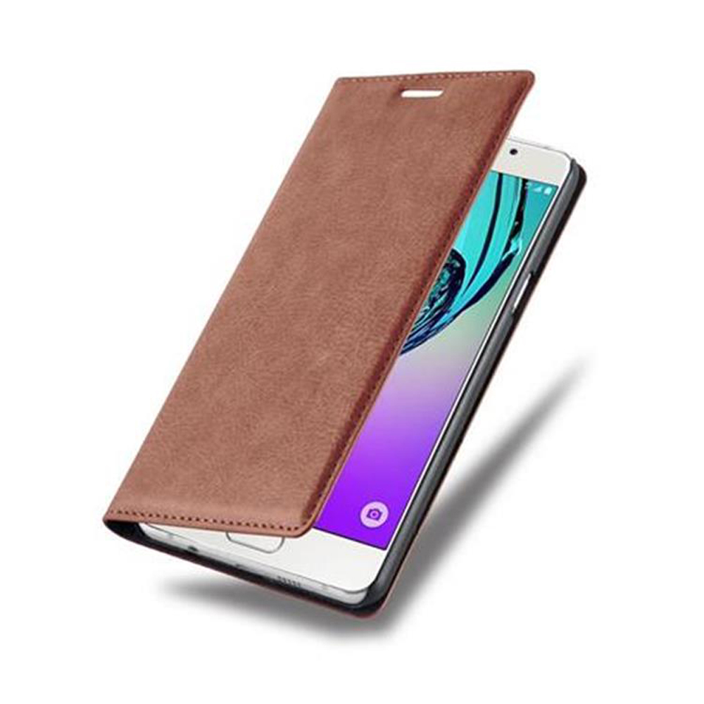 Una funda tipo libro marrón sobre un smartphone con pantalla abierta.