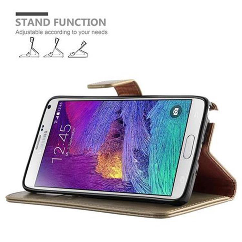 Uno smartphone in custodia marrone, funziona da supporto. Ora visualizzata: 12:45.