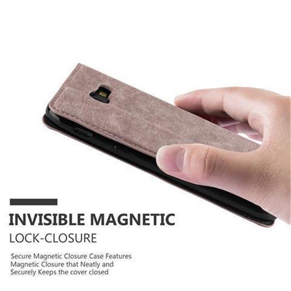 Una mano tiene una custodia per telefono marrone con chiusura magnetica.