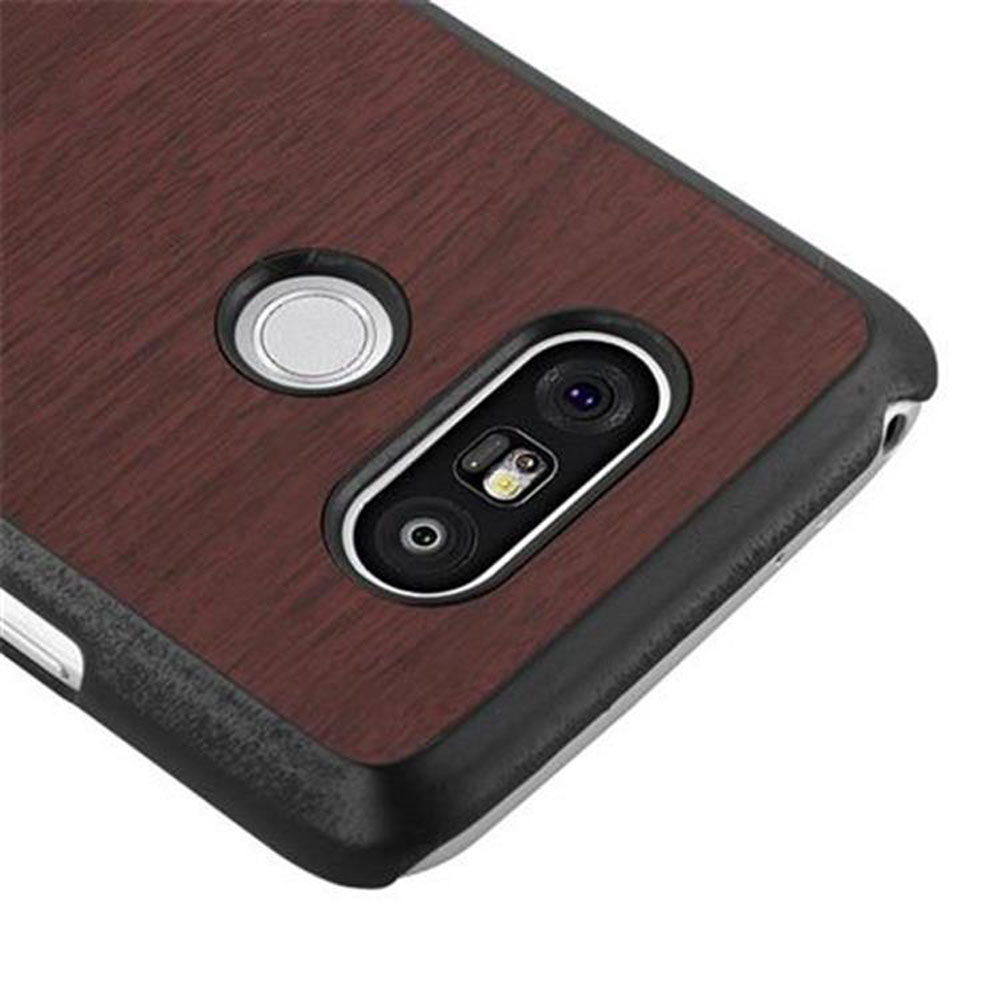 Primo piano di un retro del telefono con venature di legno, fotocamera e sensore.