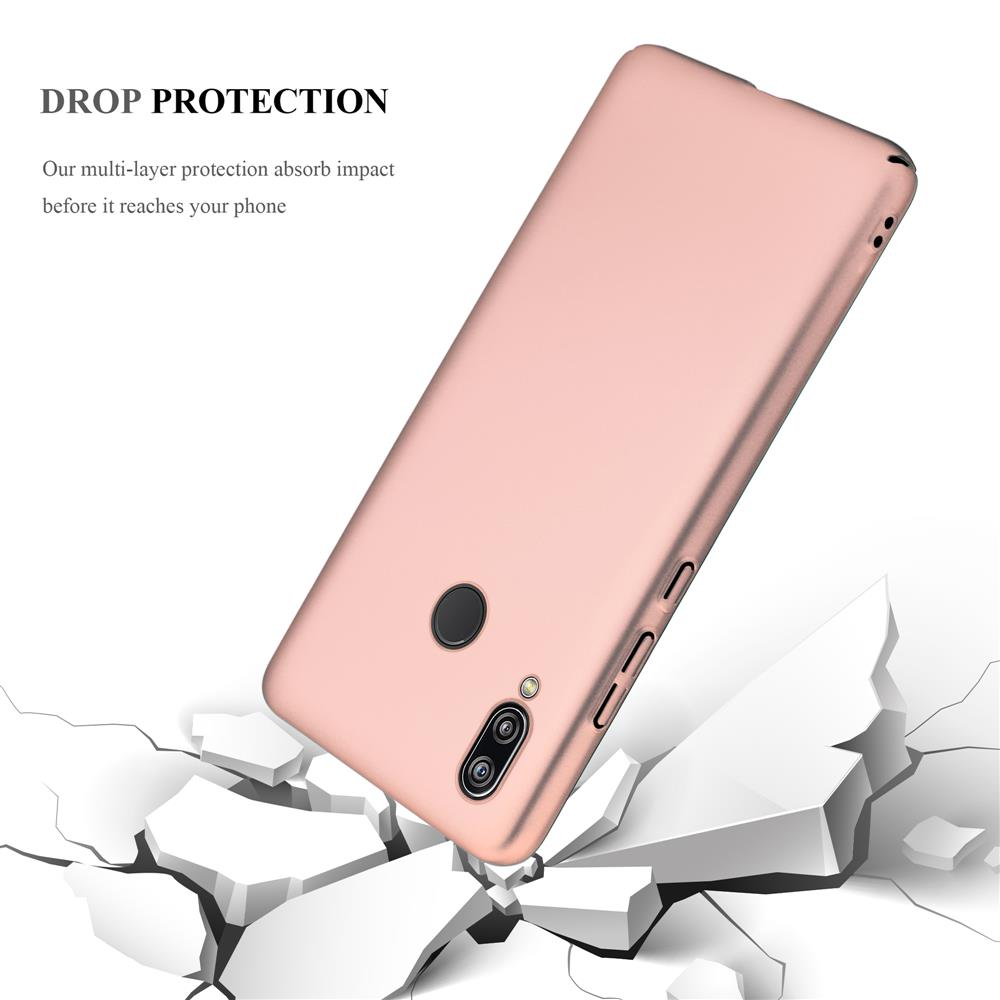 Una cover per telefono oro rosa cade su un terreno crepato.