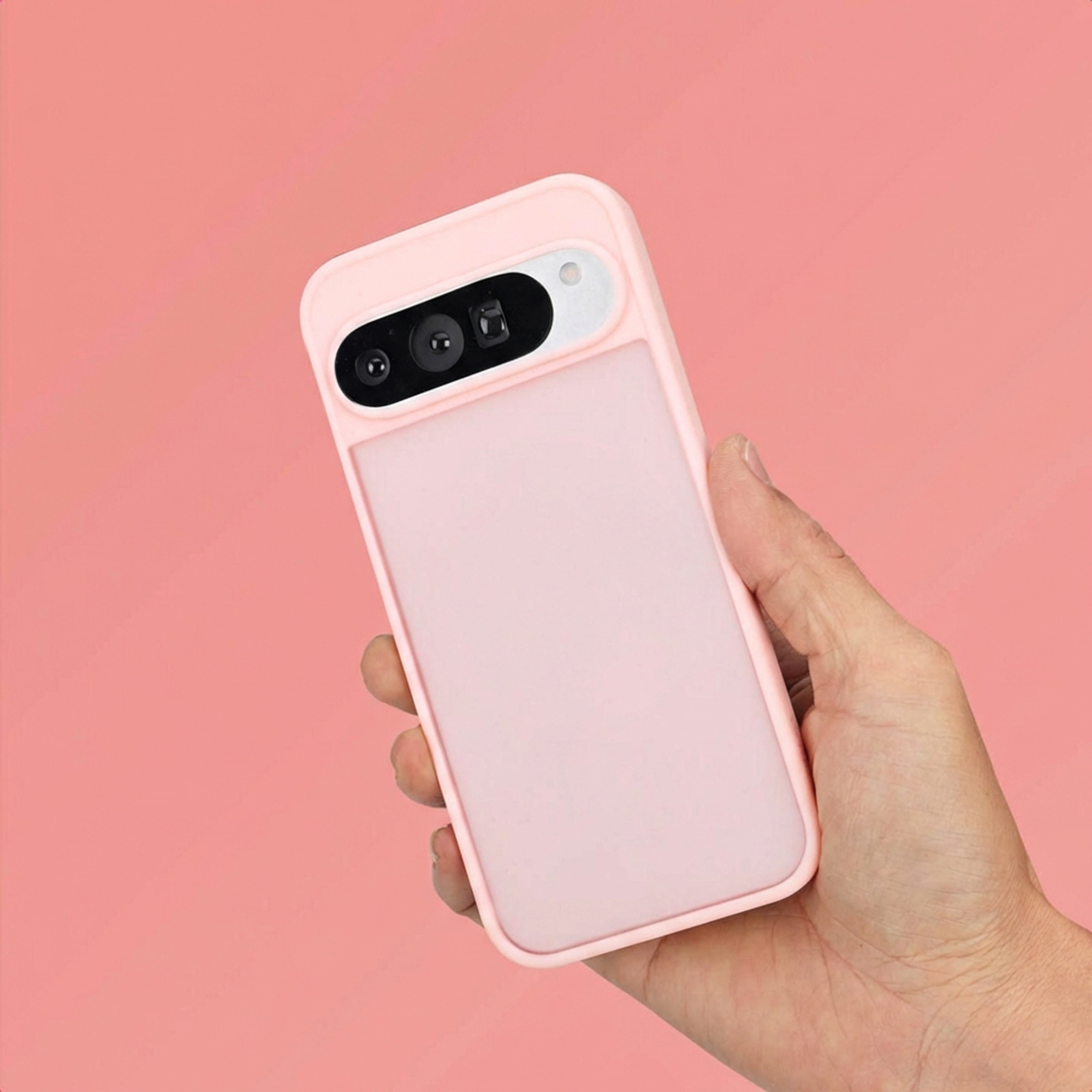 Een hand houdt een lichtroze telefoonhoesje vast met camera-uitsparing.
