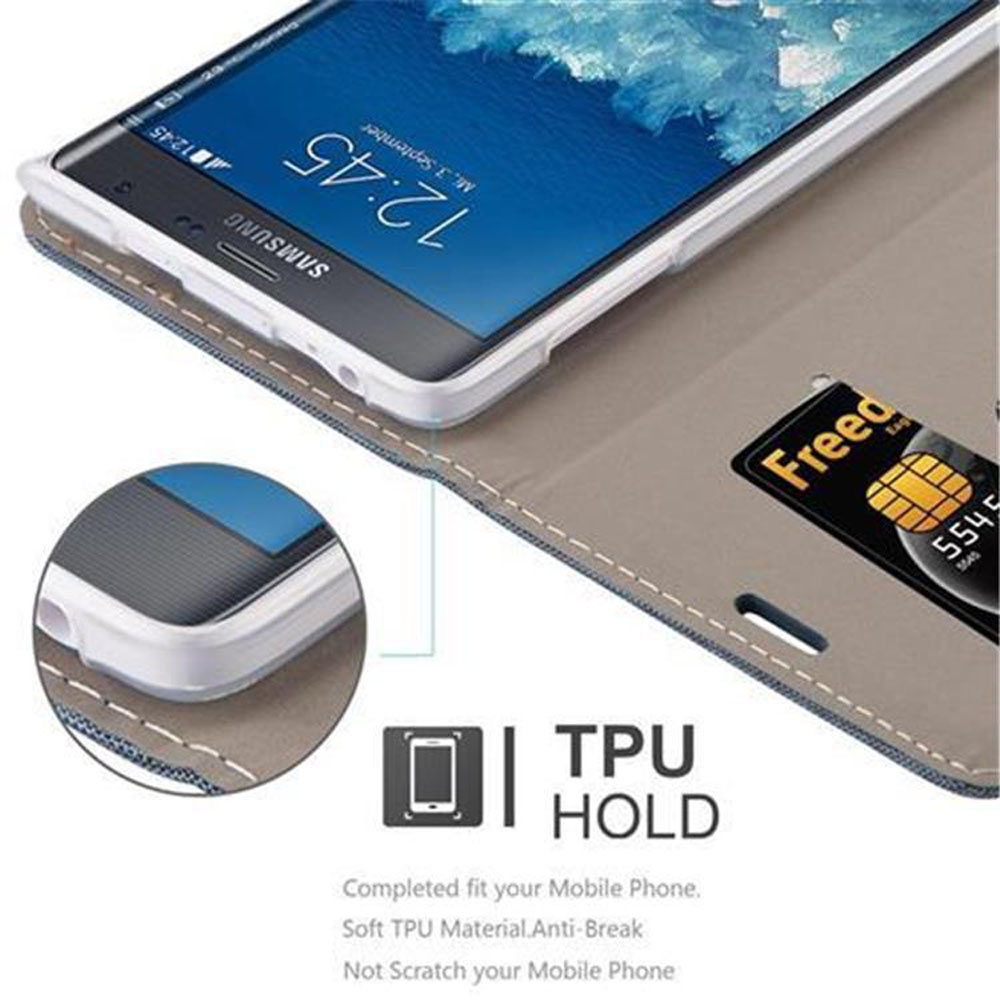 Uno smartphone in una custodia in pelle aperta che contiene una carta.