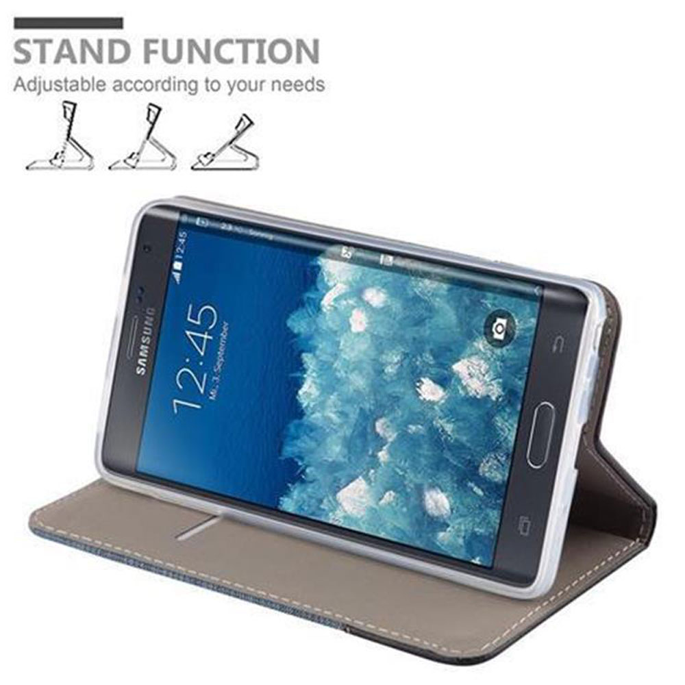 Uno smartphone Samsung in una custodia marrone che funge da supporto.