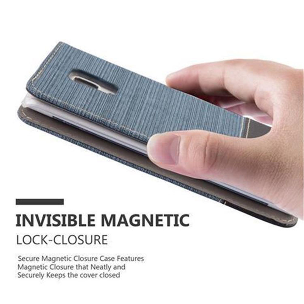 Una mano tiene una custodia per telefono blu con chiusura magnetica.