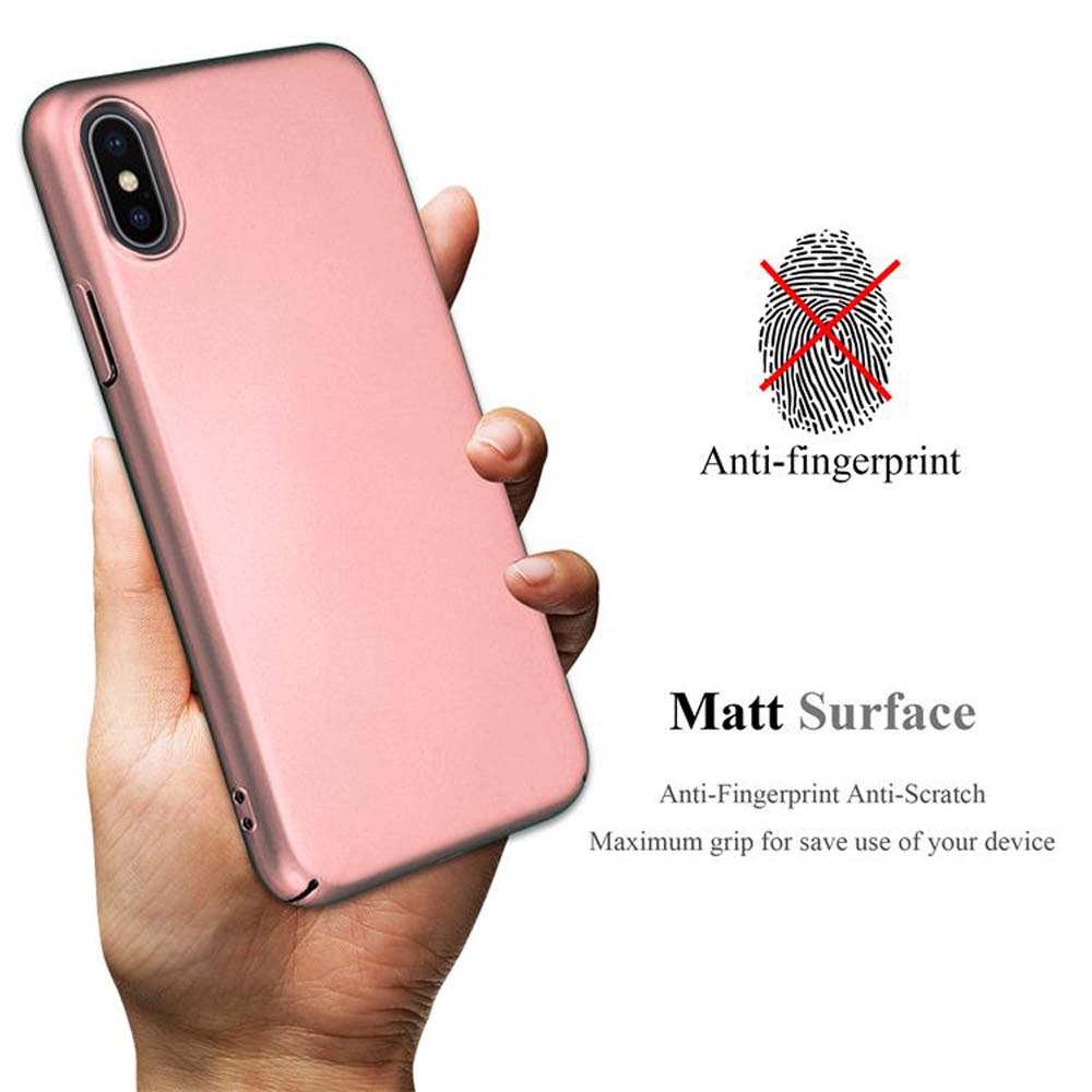 Eine Hand hält eine rosafarbene Handyhülle mit Anti-Fingerabdruck- und Mattflächen-Aufdruck.