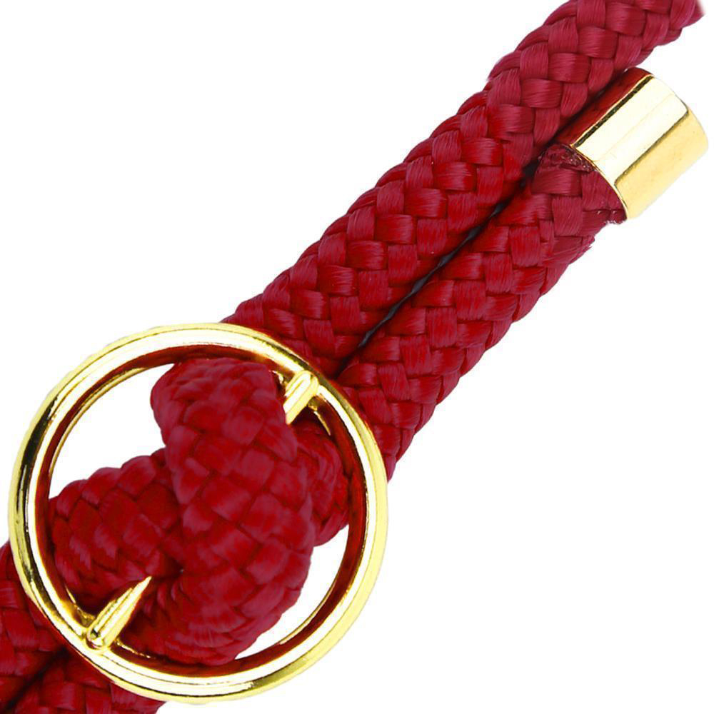 Corda rossa con anello e chiusura dorati, primo piano.