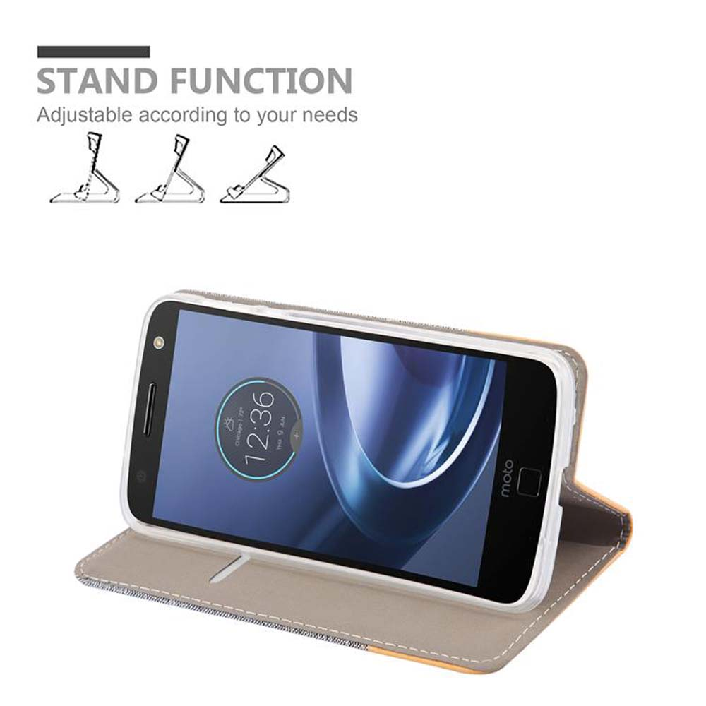 Uno smartphone in una custodia con funzione stand su sfondo bianco.