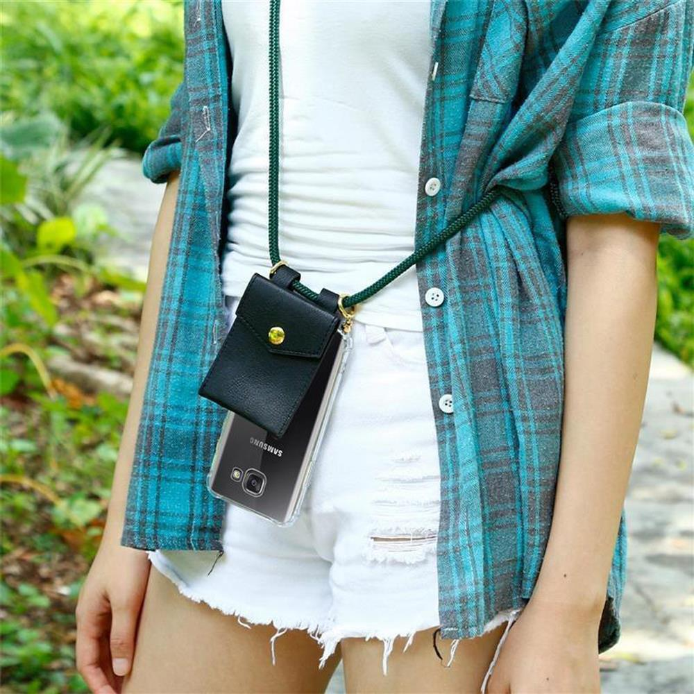 Persona che indossa una collana con custodia per telefono bianca e nera.