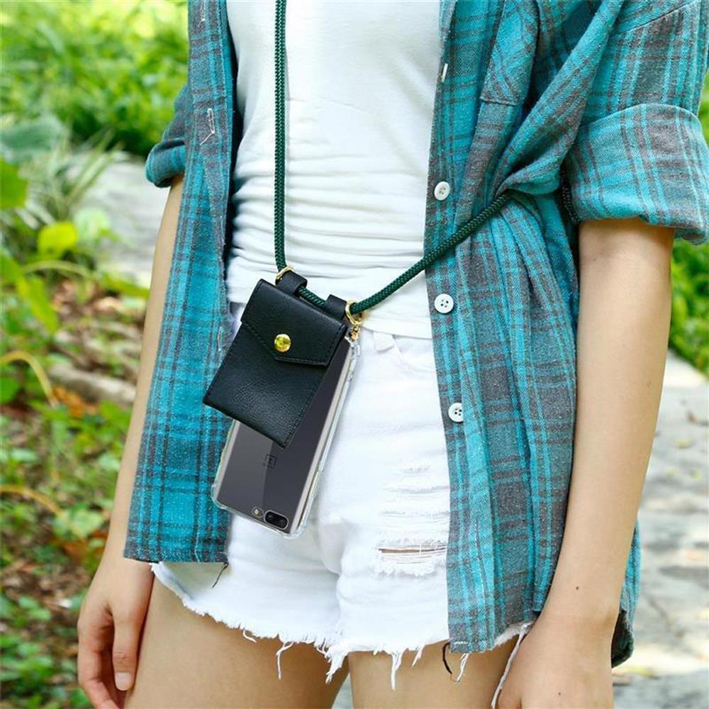 Eine Person trägt eine Halskette mit einer schwarzen Handytasche und einem transparenten Handy.