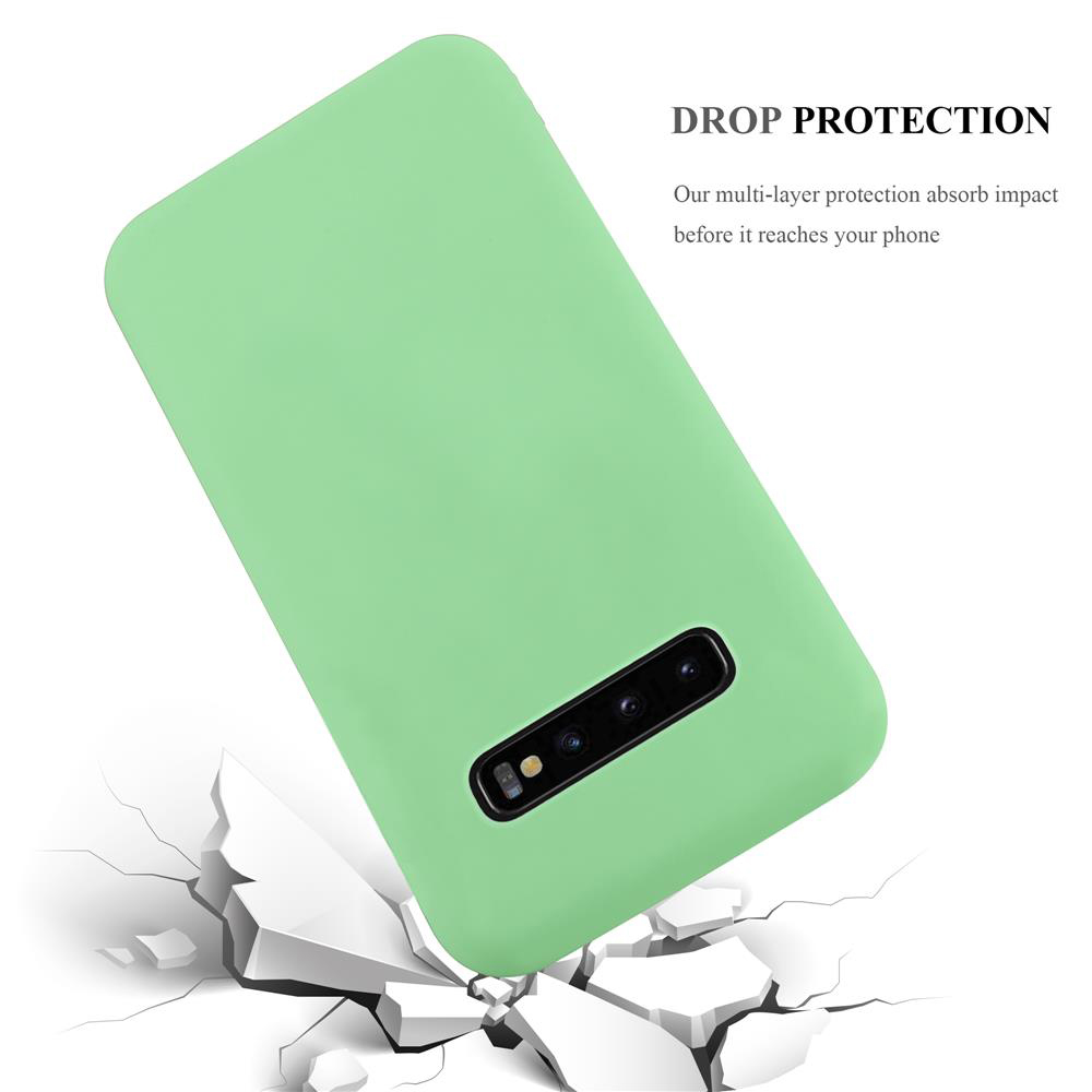 Una cover verde chiaro per telefono con foro per fotocamera cade su un terreno bianco incrinato.