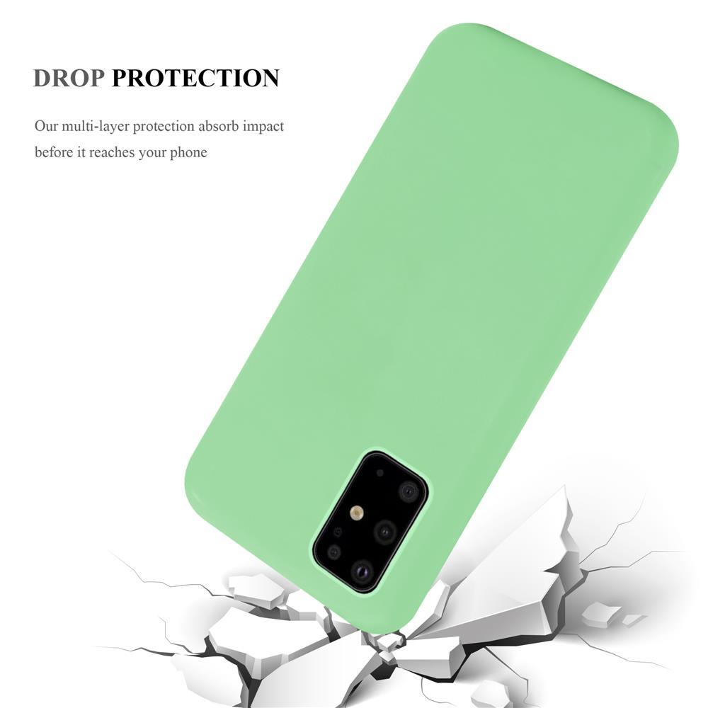 Una cover verde cade su un terreno crepato.