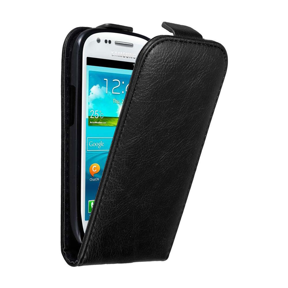 Ein schwarzes Lederetui schützt ein Smartphone mit einem blauen Bildschirm.
