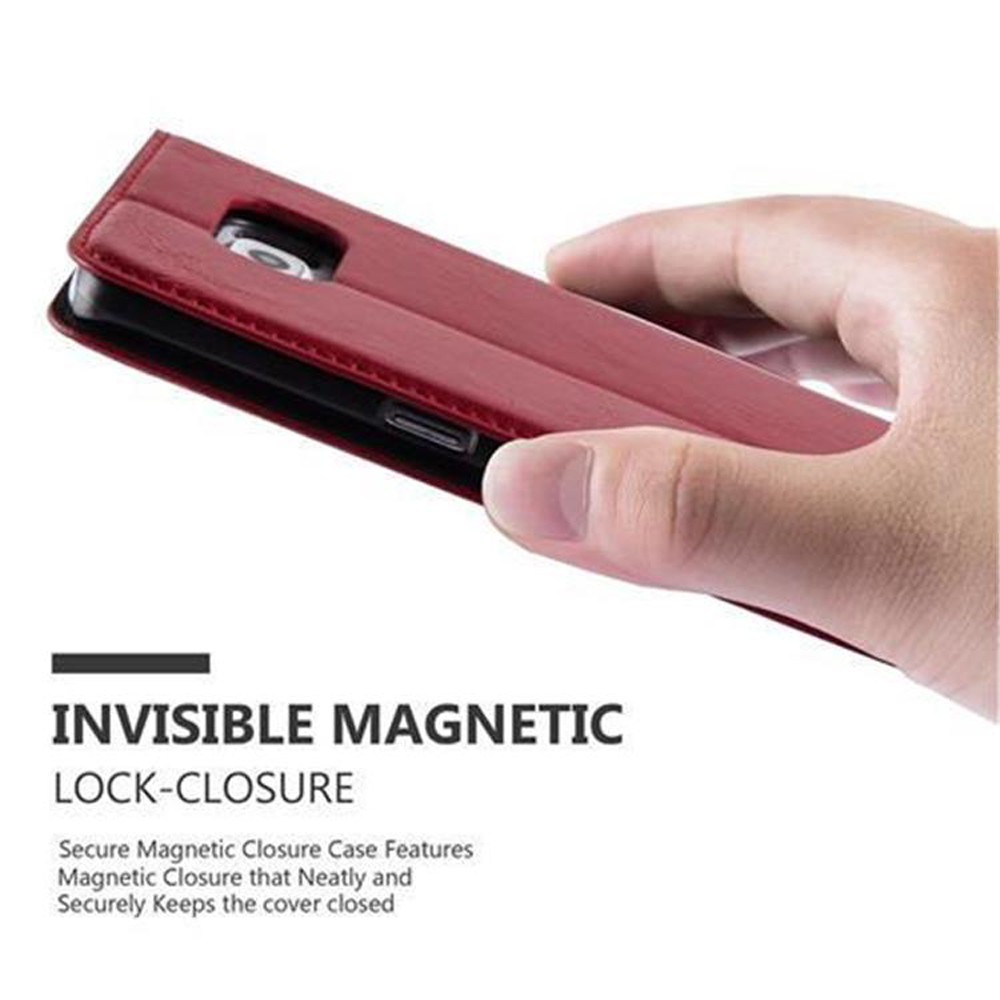 Custodia rossa per telefono con chiusura magnetica, tenuta da una mano.