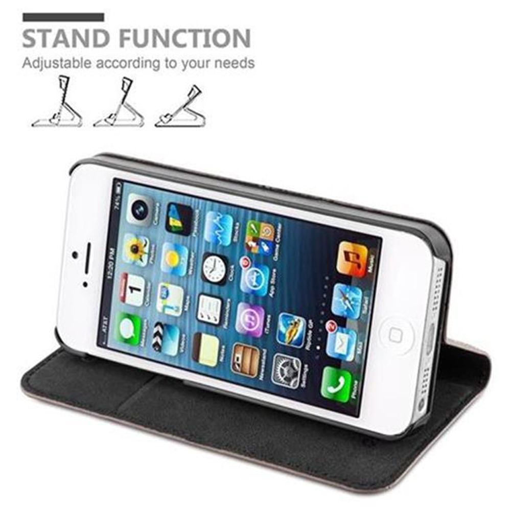 Un iPhone in una custodia che funge da supporto. Vengono mostrati tre angoli diversi.