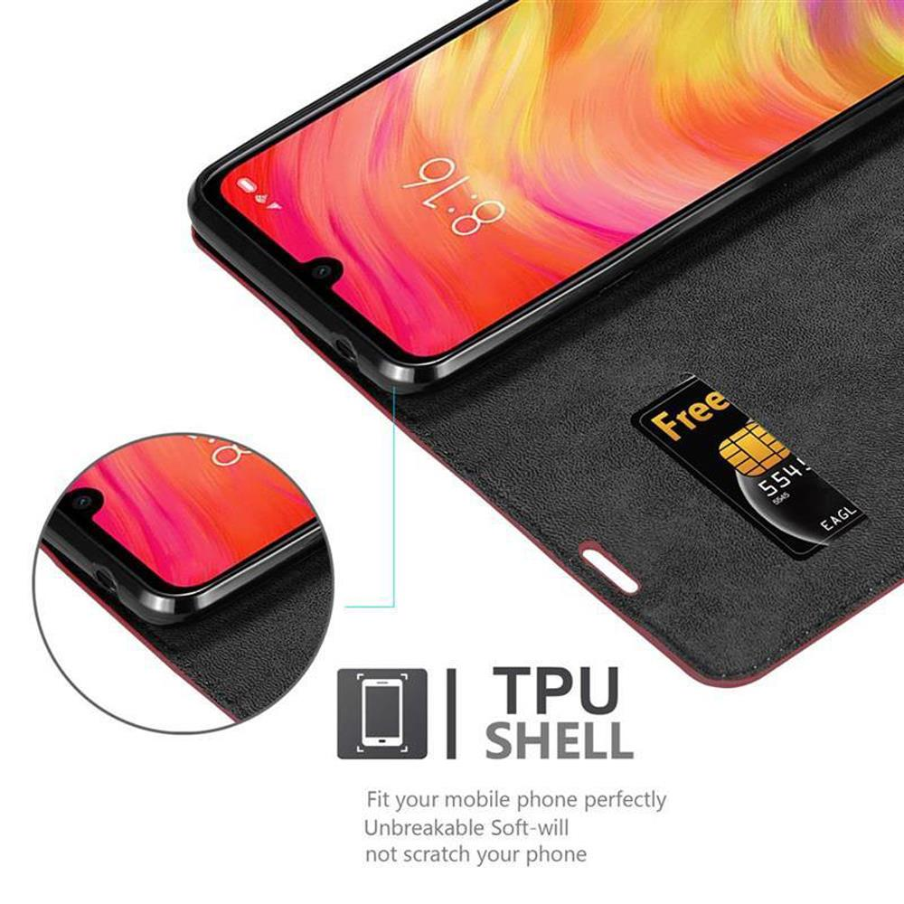 Ein Smartphone in einer schwarzen Hülle mit rotem Rand und einer SIM-Karte.