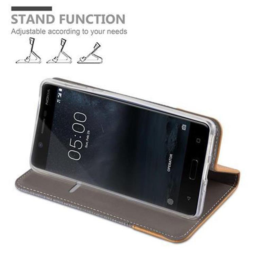Uno smartphone Nokia in una custodia in pelle marrone che funge da supporto.