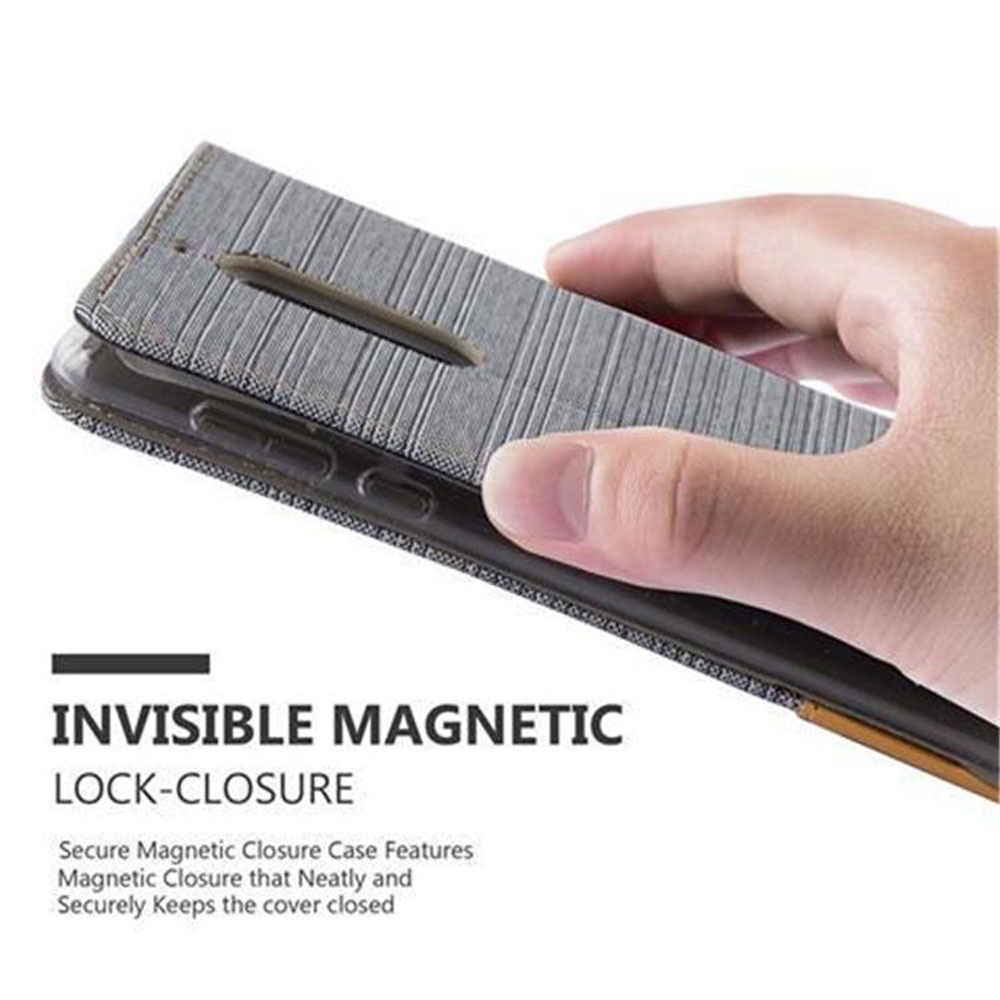 Custodia per telefono grigia con chiusura magnetica, tenuta da una mano.