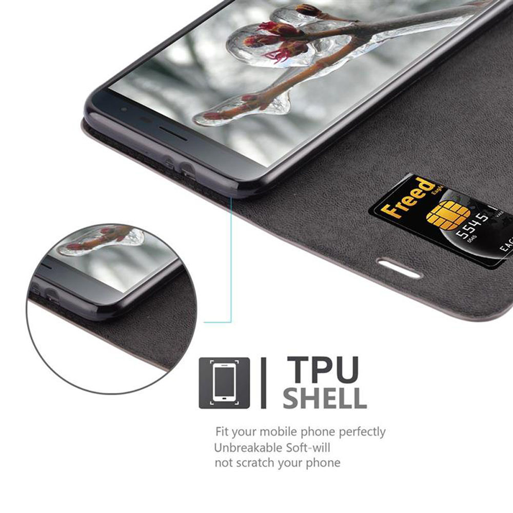 Uno smartphone in una custodia nera con una carta di credito sopra.