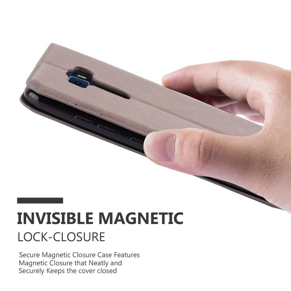 Una mano tiene una custodia per telefono marrone con chiusura magnetica.