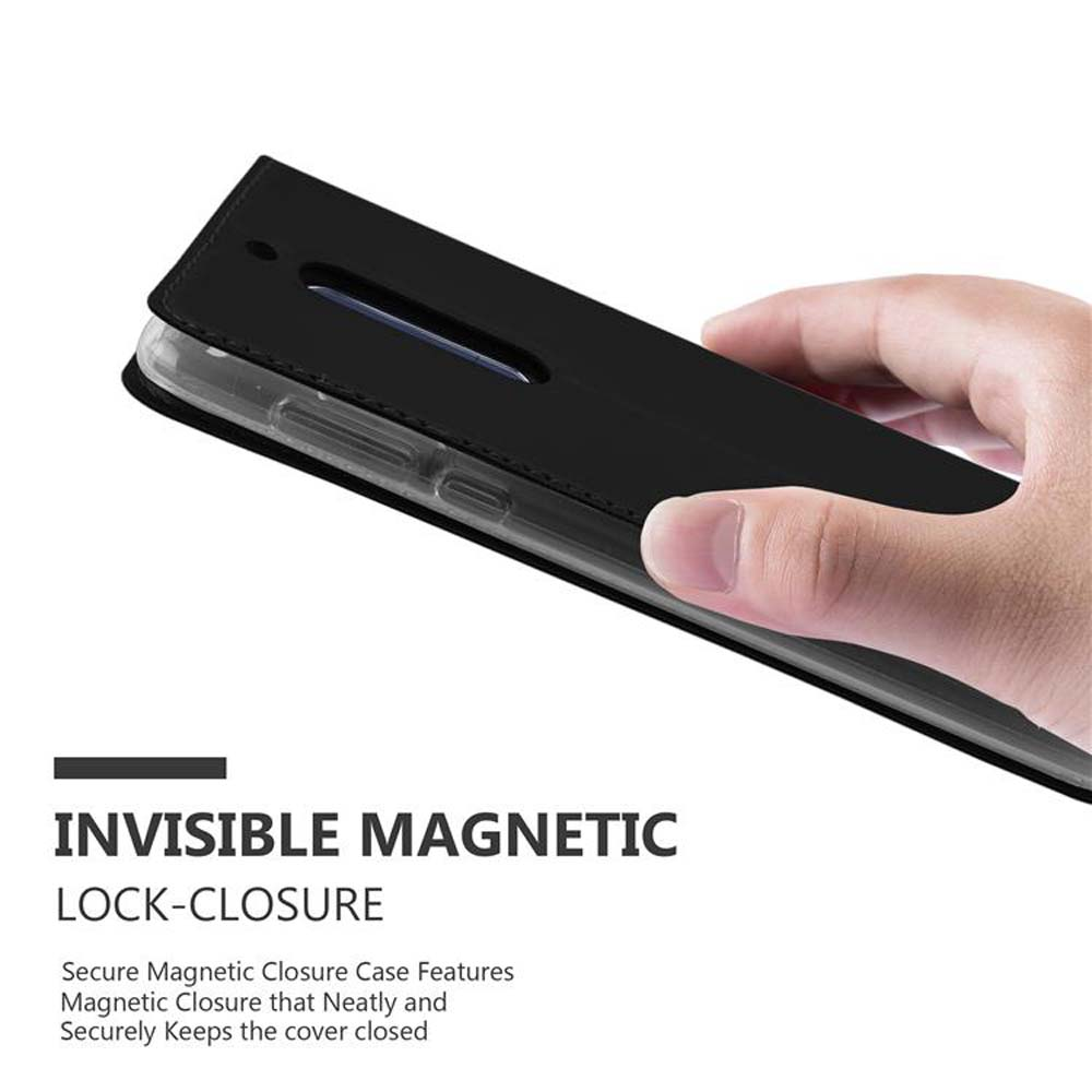 Una mano tiene una custodia nera per telefono con chiusura magnetica invisibile.