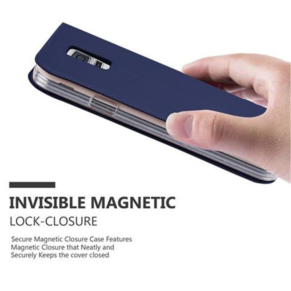 Eine Hand hält eine dunkelblaue Handyhülle mit Magnetverschluss.