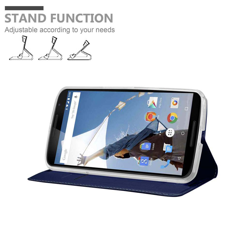 Un smartphone en una funda azul está apoyado en diagonal sobre su pantalla.
