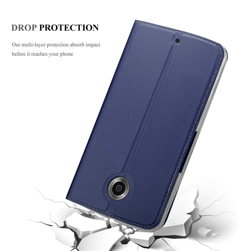 Funda azul para teléfono con orificio para cámara, sobre superficie blanca agrietada.