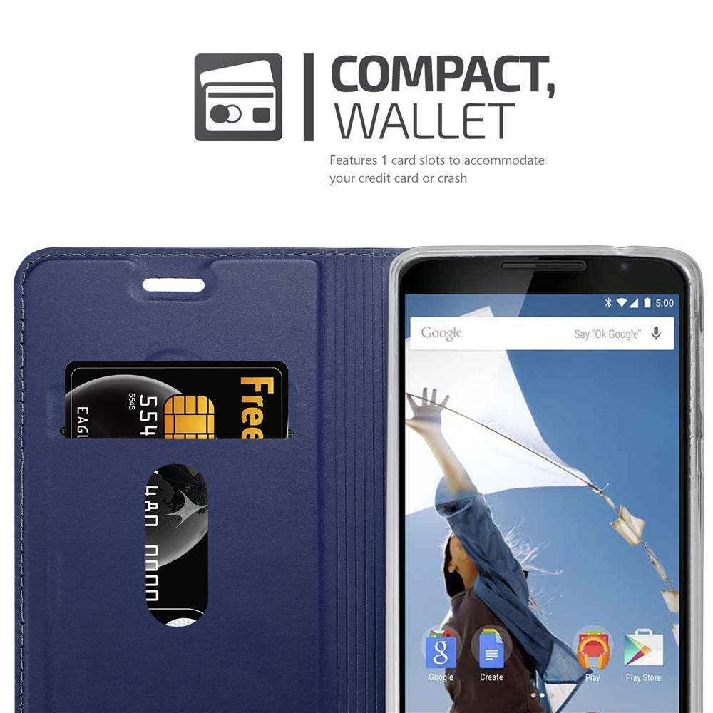 Una funda tipo cartera azul con una tarjeta de crédito y un teléfono mostrando a una persona volando una cometa.
