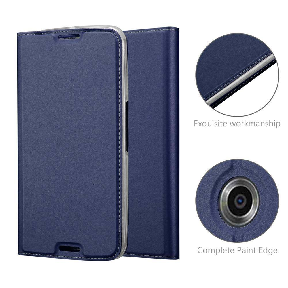 Funda de teléfono azul marino con costuras, primeros planos muestran borde.