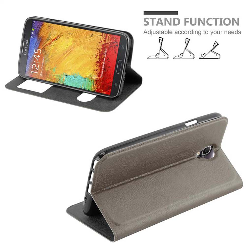 Un smartphone Samsung en una funda marrón que funciona como soporte.