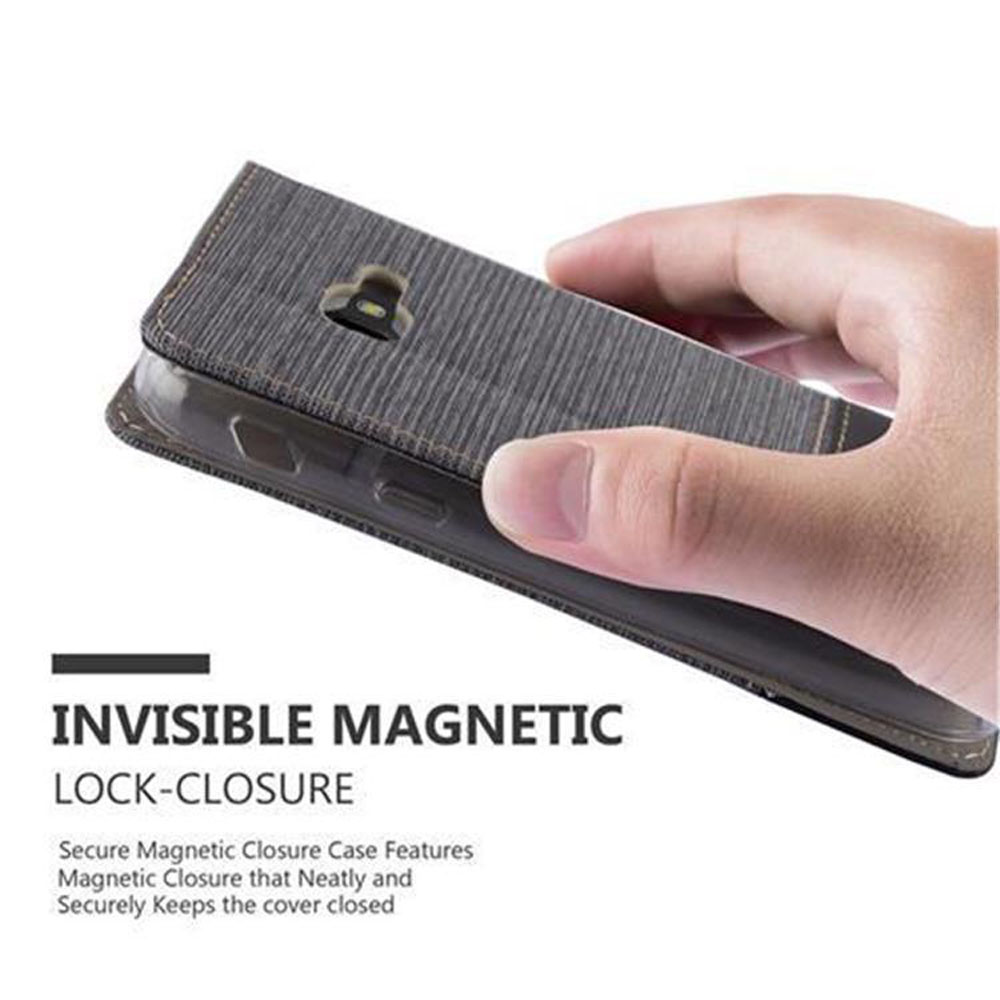 Una mano tiene una custodia grigia per telefono con chiusura magnetica.