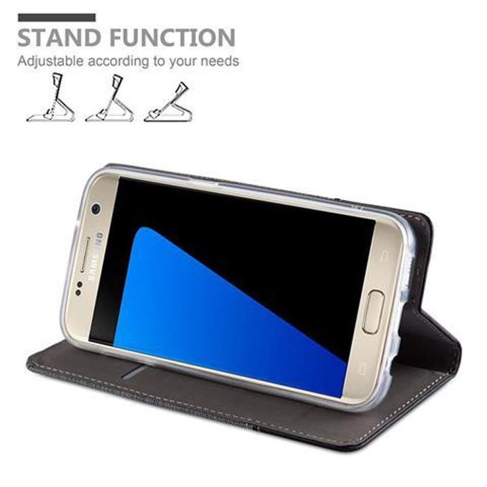Uno smartphone in custodia grigia, in funzione di supporto.