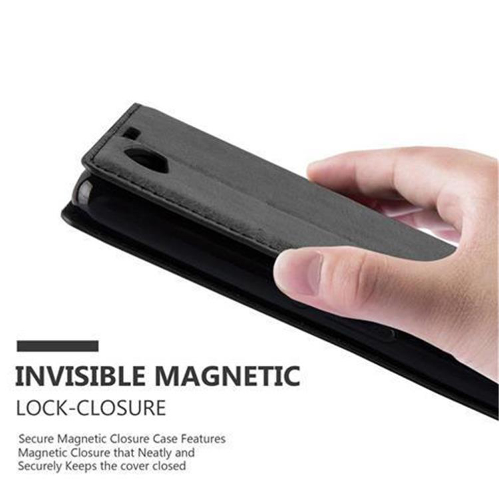 Eine Hand hält eine schwarze Handyhülle mit magnetischem Verschluss.