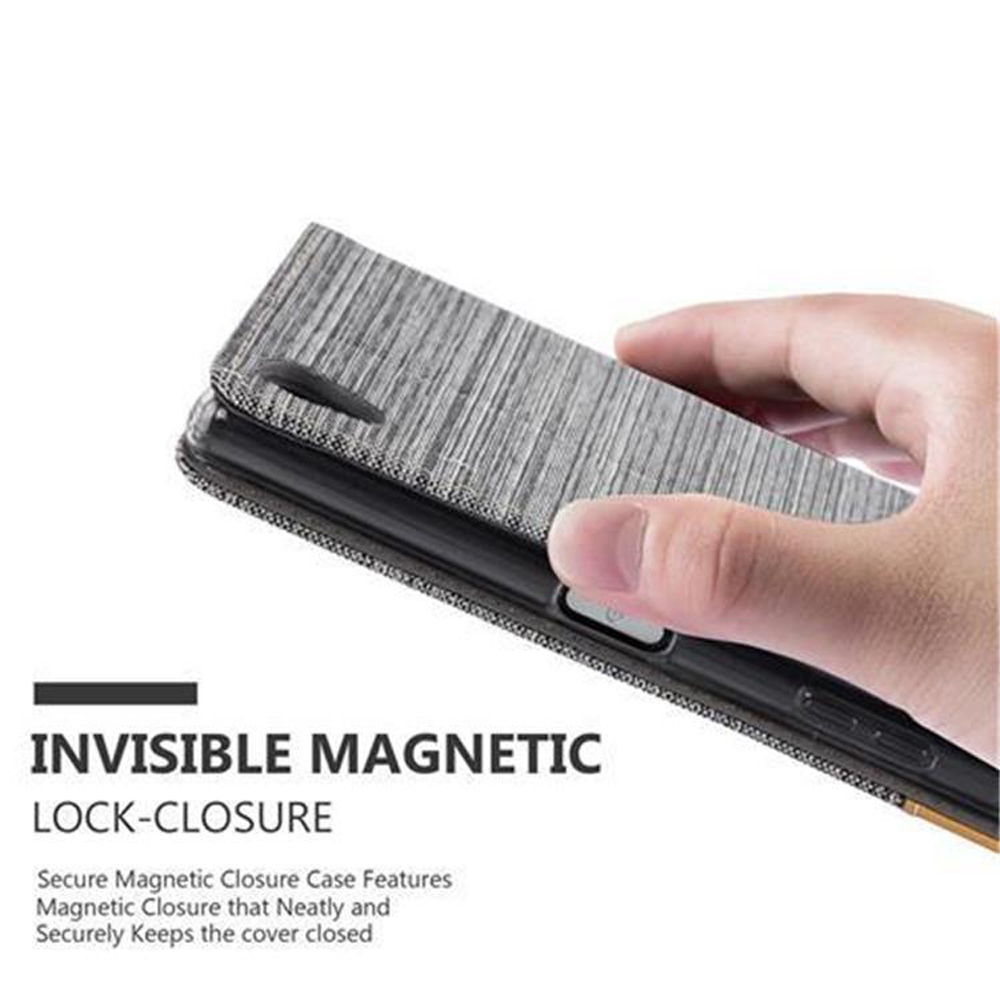 Custodia per telefono grigia con chiusura magnetica tenuta da una mano.