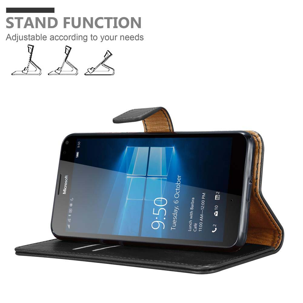 Uno smartphone nero in una custodia in pelle aperta che funge da supporto.