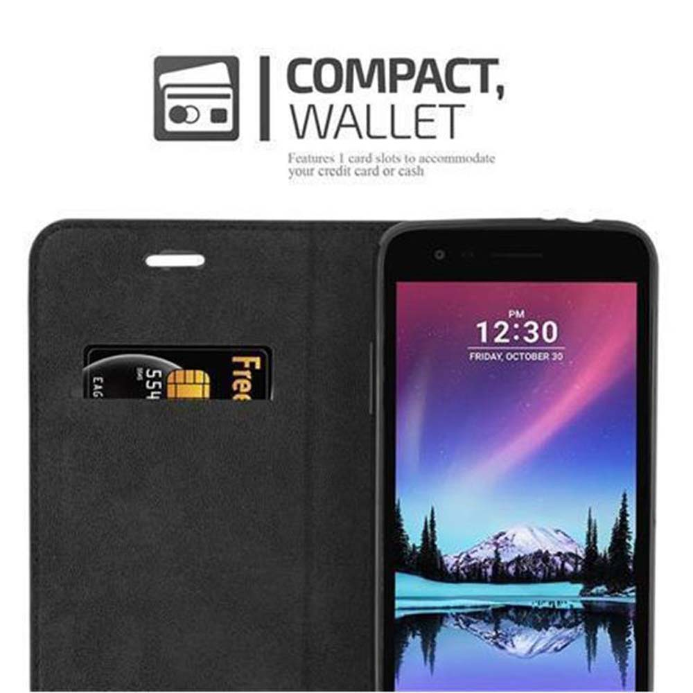 Cartera negra con ranura para tarjetas y smartphone con fondo de vista de montaña.